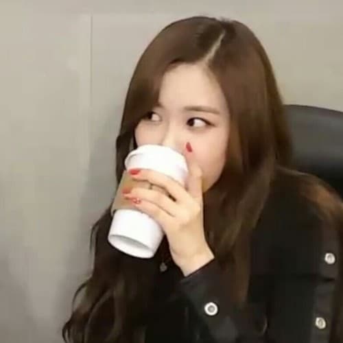 drinking coffee jisoo meme