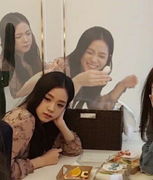 too much thinking jisoo meme